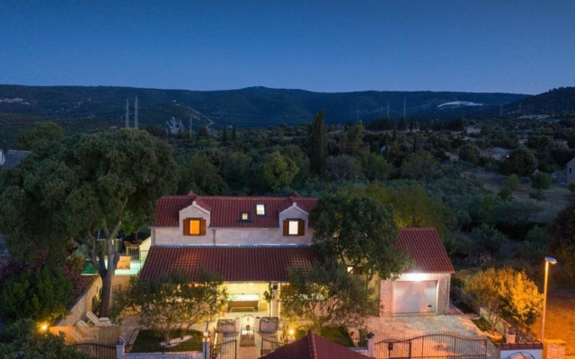 Holiday house Niksi - with pool: Skrip, Island Brac