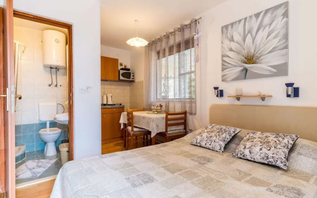 Studio Maro - Studio Apartment With Terrace