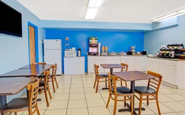 Travelodge Suites by Wyndham Kissimmee Orange