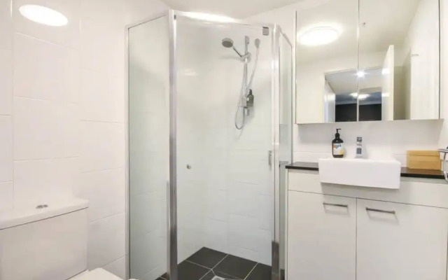 Modern 2 Bedroom Apartment In Fabulous Location