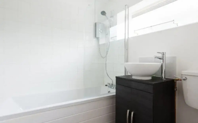The Century Chalet - Contemporary 2bdr with Parking
