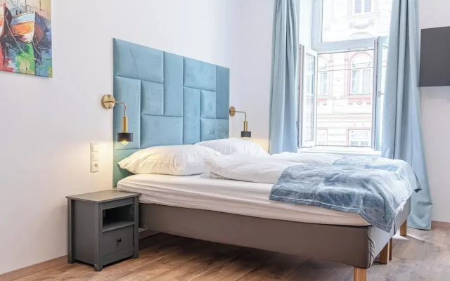 Chic 1BR Apt Walk to Vienna Sights