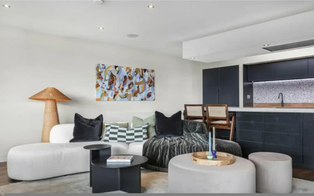Stunning Shoreditch Penthouse Red5