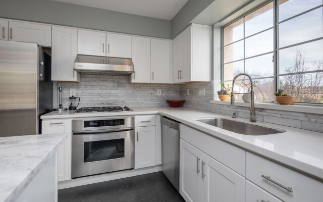 Posh Waterfront - 3 Br Condo