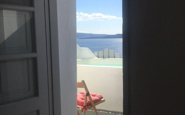 Liakada Oia Suites