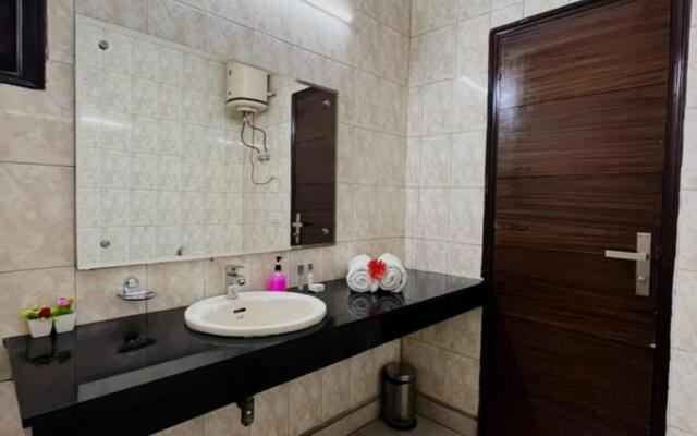BluO Studio - Defence Colony - BathTub, Balcony