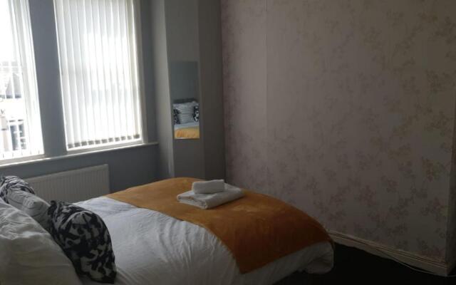 Gateshead's Amethyst 3 Bedroom Apt, Sleeps 6 Guests