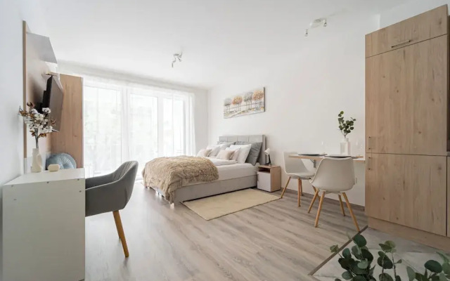 WestSide Garden Apartments by Urbanrent