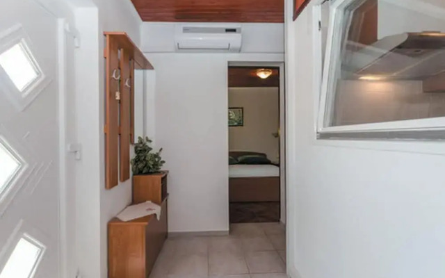 Charming One Bedroom Apartment Povljana