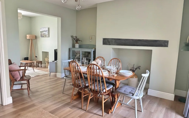 Charming 3 Bed Townhouse Near Llanddwyn Beach
