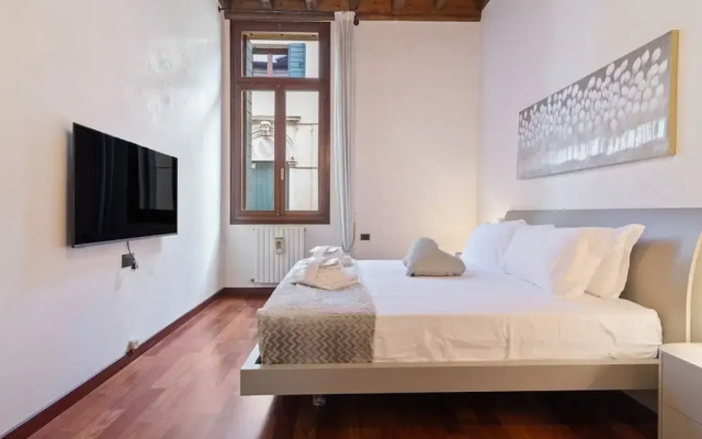Piazza delle Erbe Stylish Flat