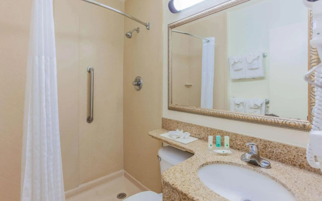 Beachside Hotel & Suites