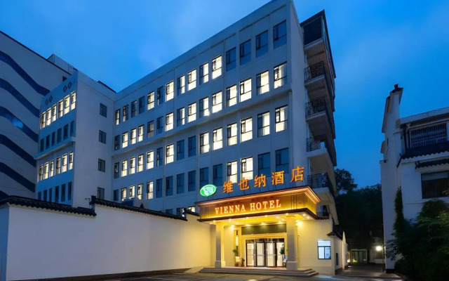 Vienna Hotel (Wuhan Guobo Jiangang subway station store)