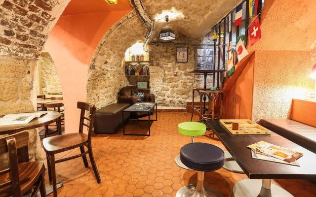 Young & Happy Latin Quarter by Hiphophostels