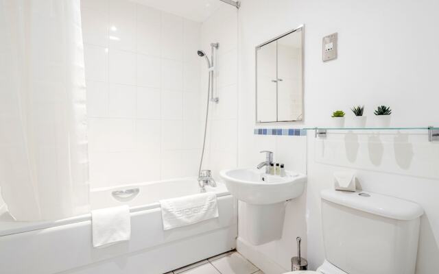 Royal Docks Guesthouse by LUXHABITAT