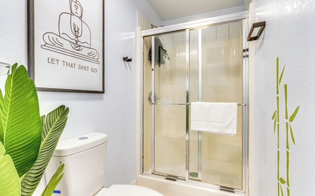 Retro-tropical Pensacola Home - 3 Mi to Downtown!