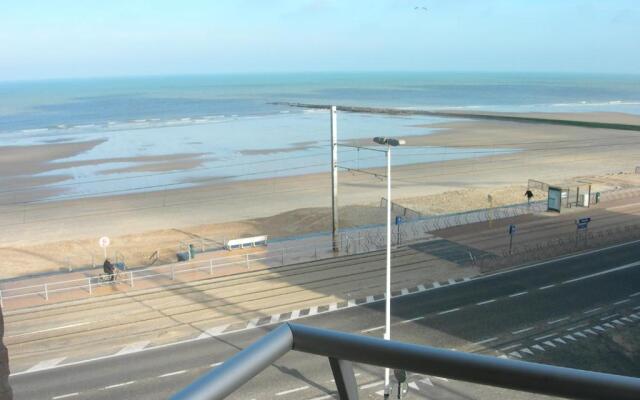 Studio apartment 'De Strandwandeling' with frontal sea view near Ostend