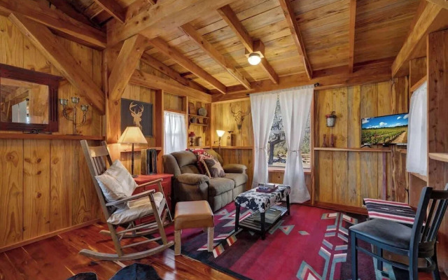 Texas Sawmill Cabin W/hot-tub, Pet-friendly, Minutes to Downtown!