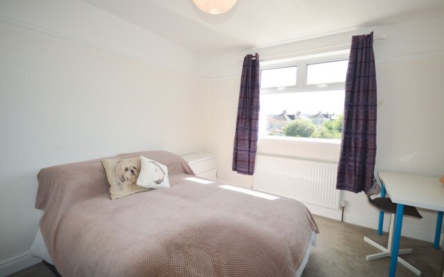 Fantastic 4 Bedroom House In Bath With Garden