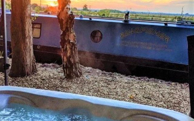 Narrowboat With Hot Tub, Spa, Cruising And More
