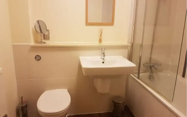 47 Chelsea House - Q-zotica City Centre Apartments: Parking, City view & Smart gadgets