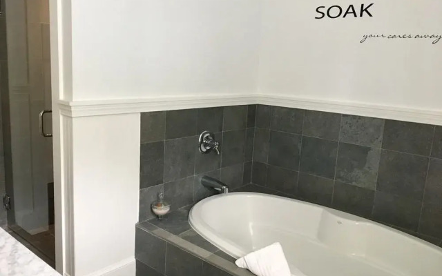 The Platinum Pebble Boutique Inn - Adults Only