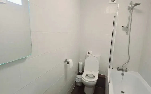 OYO Kingswood Hotel