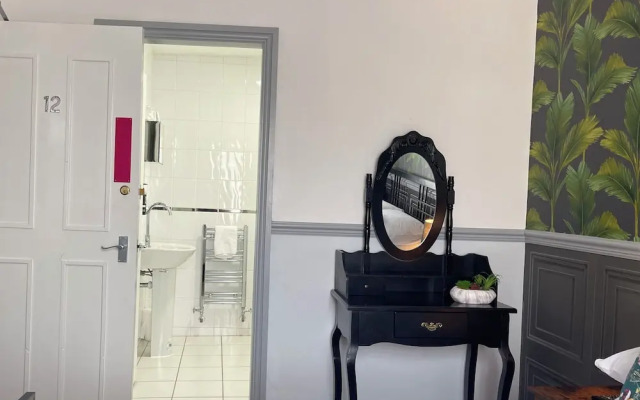 LilyRose Hotel
