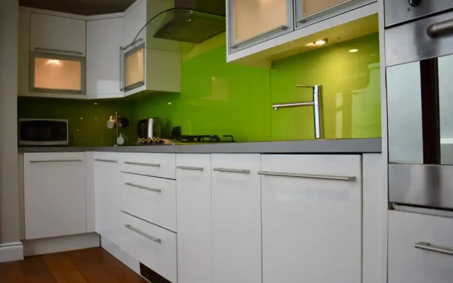 Modern 2 Bedroom Home Close to City Centre