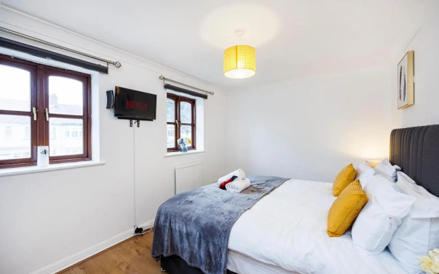 Lovely 2 Bd Hse with Parking near Excel