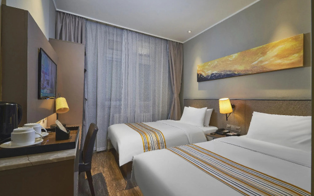 Home Inn Plus (Beijing Agriculture Exhibition Center Changhong Bridge)