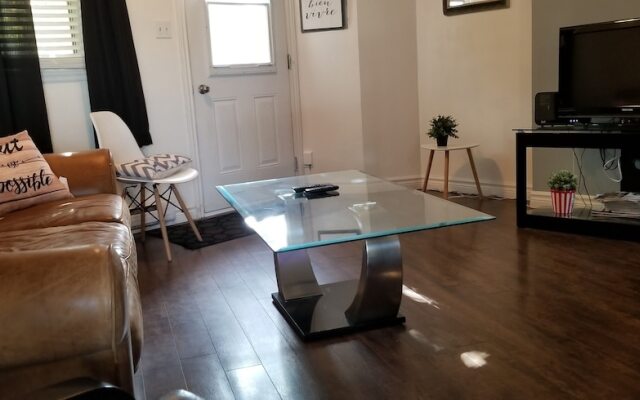 Stylish Apartment, One Bedroom, Parking, Near Everything