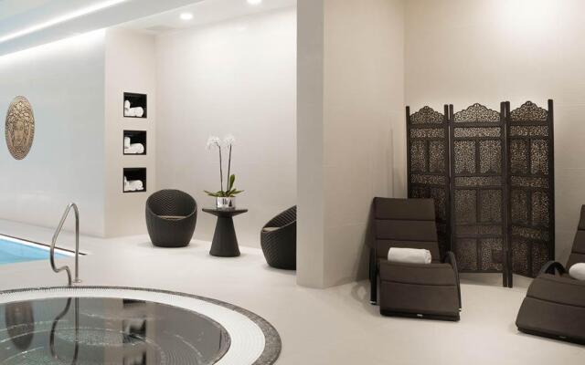 Montcalm East, Autograph Collection