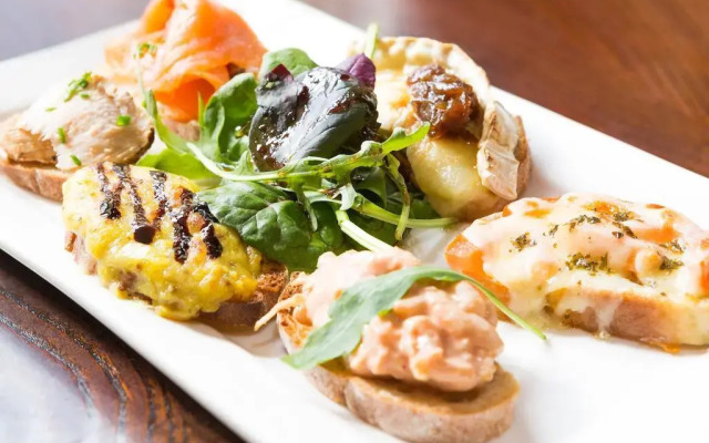 The Lounge Hotel and Bar