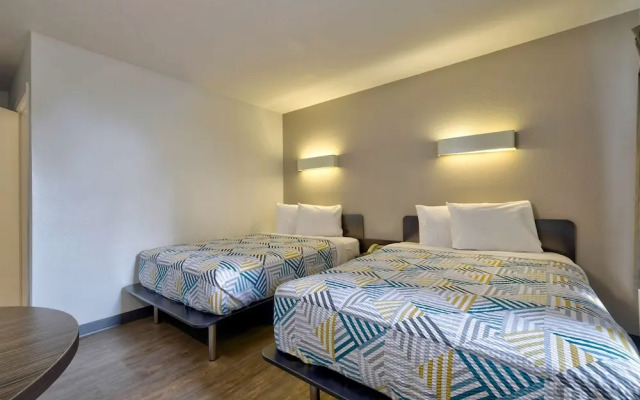 Travelodge/motel 6 Oshkosh
