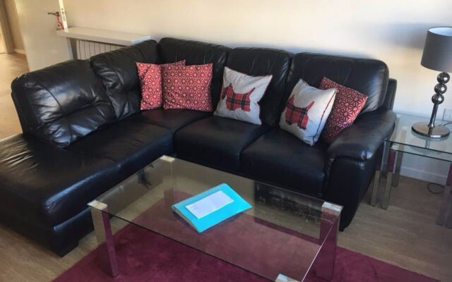 3 Bedroom Flat Near City Centre With Parking