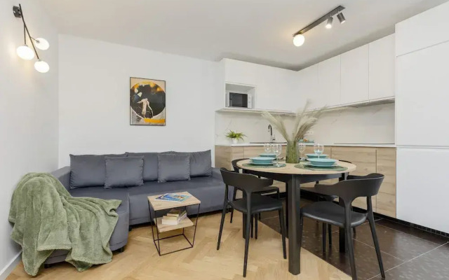 Al. Solidarności Apartment by Renters