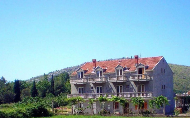 Francesca Guesthouse