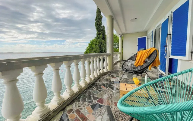 Villa Seafront Escape