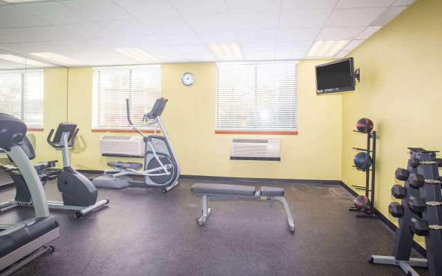 La Quinta Inn & Suites St. Louis Airport - Riverport