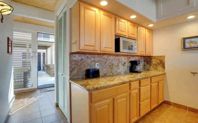 Kailua-kona Condo: Steps to Beach & Downtown!