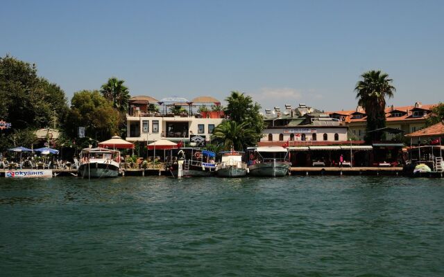 Palmyra Hotel & Sky Lounge