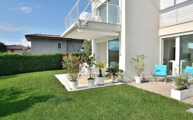 The White Apartment With Pool