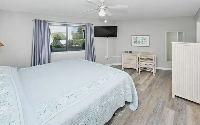 Spacious Condo with Private Patio - Charming Family Retreat