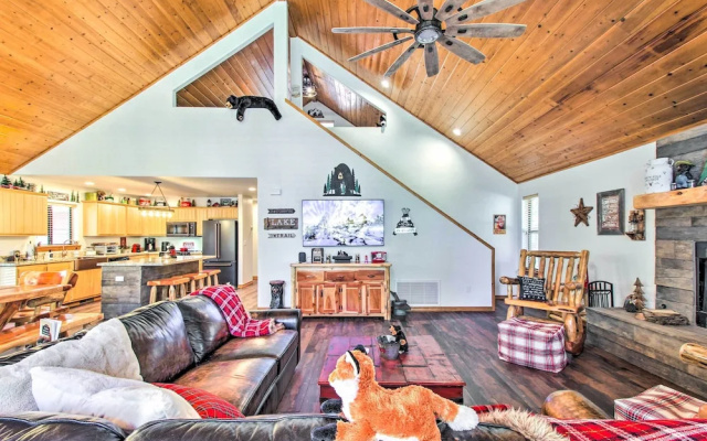 Pinetop Retreat w/ Fire Pit & Game Room!