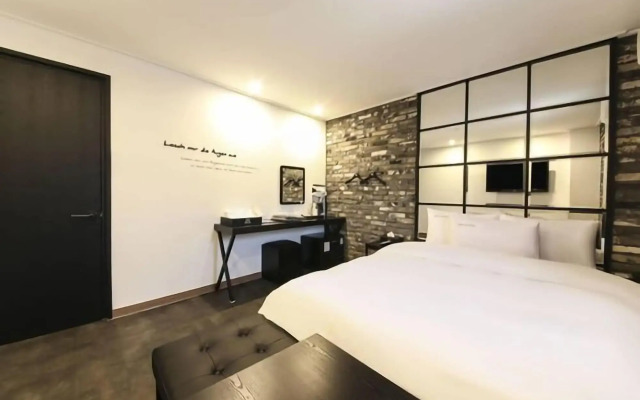 B&F Hotel