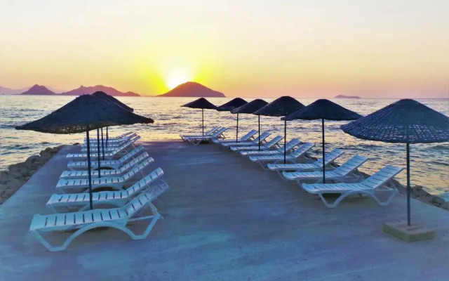 Sunset Mavi Apart