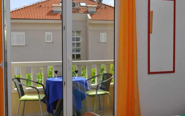 Ivi - big Parking and Courtyard - SA2
