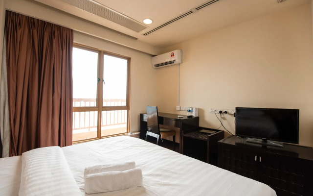 W Studio Resort Suites at Pyramid Tower