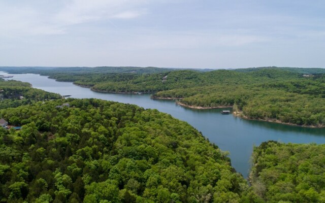 Scenic Terrace 2 Bedroom Condo by Redawning